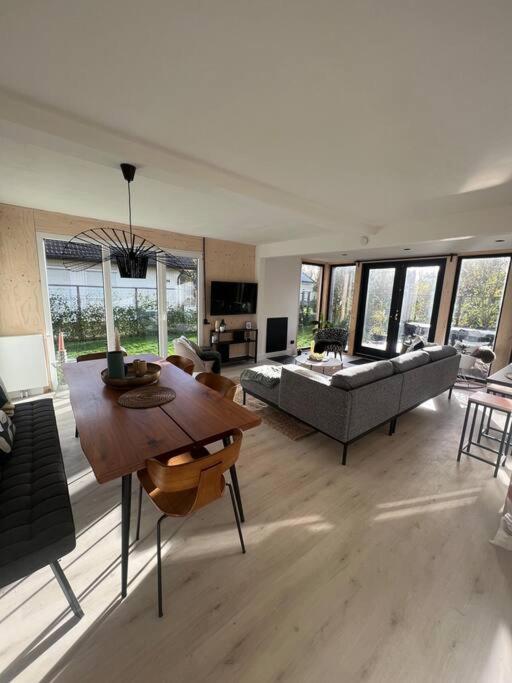 Moderne Bungalow Voor 6 Personen ยูเลียนาดอร์ป ภายนอก รูปภาพ